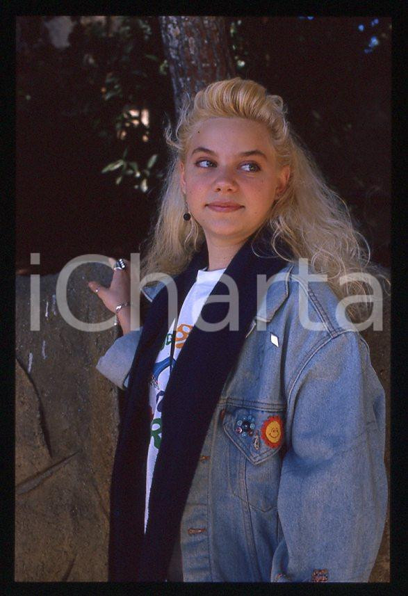 Nikka COSTA - Festival di SANREMO 1990 - Ritratto *35 mm vintage slide (11) Diapositiva d'epoca, in formato 35 mm.Per i diritti rivolgersi a ICharta.E' severamente vietata la riproduzione. Tutti i diritti sono riservati.ICharta mette in vendita, sul negozio eBay e in esclusiva sul sito "icharta" il proprio archivio composto da numerose diapositive e negativi fotografici d'epoca, tutti originali e autentici, che attraversano la storia del costume tra la fine degli anni Sessanta e Novanta.Si tratta di uno sguardo inedito sull'attualità, la politica, la vita quotidiana, il gossip e la cultura, che fotografa il cambiamento della nazione in quest'ultimo scorcio del XX secolo. Un'occasione unica per il mercato del collezionismo, che vede finalmente disponibile un archivio eccezionale per vastità, tematiche e condizioni, in un settore (il negativo fotografico e la diapositiva) di assoluta novità e dalle interessanti prospettive di investimento.  GOOD/buono   originale e autentica 1