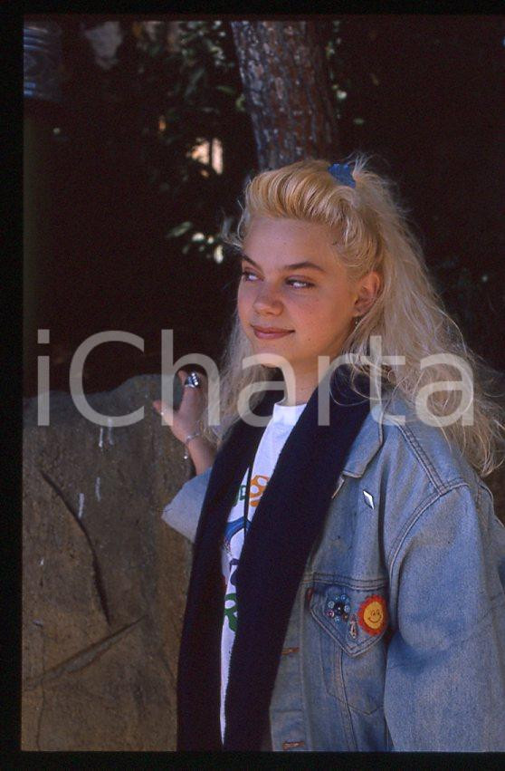 Nikka COSTA - Festival di SANREMO 1990 - Ritratto *35 mm vintage slide (9) Diapositiva d'epoca, in formato 35 mm.Per i diritti rivolgersi a ICharta.E' severamente vietata la riproduzione. Tutti i diritti sono riservati.ICharta mette in vendita, sul negozio eBay e in esclusiva sul sito "icharta" il proprio archivio composto da numerose diapositive e negativi fotografici d'epoca, tutti originali e autentici, che attraversano la storia del costume tra la fine degli anni Sessanta e Novanta.Si tratta di uno sguardo inedito sull'attualità, la politica, la vita quotidiana, il gossip e la cultura, che fotografa il cambiamento della nazione in quest'ultimo scorcio del XX secolo. Un'occasione unica per il mercato del collezionismo, che vede finalmente disponibile un archivio eccezionale per vastità, tematiche e condizioni, in un settore (il negativo fotografico e la diapositiva) di assoluta novità e dalle interessanti prospettive di investimento.  GOOD/buono   originale e autentica 1
