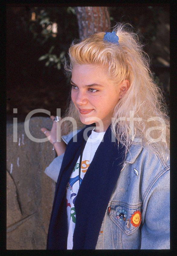 Nikka COSTA - Festival di SANREMO 1990 - Ritratto *35 mm vintage slide (15) Diapositiva d'epoca, in formato 35 mm.Per i diritti rivolgersi a ICharta.E' severamente vietata la riproduzione. Tutti i diritti sono riservati.ICharta mette in vendita, sul negozio eBay e in esclusiva sul sito "icharta" il proprio archivio composto da numerose diapositive e negativi fotografici d'epoca, tutti originali e autentici, che attraversano la storia del costume tra la fine degli anni Sessanta e Novanta.Si tratta di uno sguardo inedito sull'attualità, la politica, la vita quotidiana, il gossip e la cultura, che fotografa il cambiamento della nazione in quest'ultimo scorcio del XX secolo. Un'occasione unica per il mercato del collezionismo, che vede finalmente disponibile un archivio eccezionale per vastità, tematiche e condizioni, in un settore (il negativo fotografico e la diapositiva) di assoluta novità e dalle interessanti prospettive di investimento.  GOOD/buono   originale e autentica 1