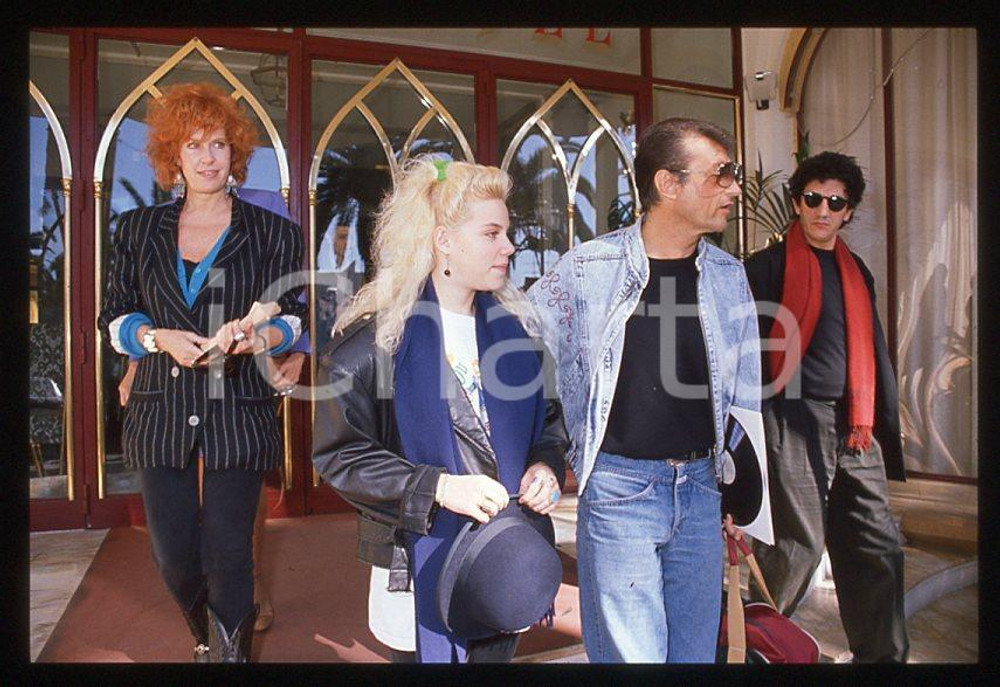 Tony RENIS Nikka COSTA - Festival di SANREMO 1990 *35mm vintage slide (3) Diapositiva d'epoca, in formato 35 mm.Per i diritti rivolgersi a ICharta.E' severamente vietata la riproduzione. Tutti i diritti sono riservati.ICharta mette in vendita, sul negozio eBay e in esclusiva sul sito "icharta" il proprio archivio composto da numerose diapositive e negativi fotografici d'epoca, tutti originali e autentici, che attraversano la storia del costume tra la fine degli anni Sessanta e Novanta.Si tratta di uno sguardo inedito sull'attualità, la politica, la vita quotidiana, il gossip e la cultura, che fotografa il cambiamento della nazione in quest'ultimo scorcio del XX secolo. Un'occasione unica per il mercato del collezionismo, che vede finalmente disponibile un archivio eccezionale per vastità, tematiche e condizioni, in un settore (il negativo fotografico e la diapositiva) di assoluta novità e dalle interessanti prospettive di investimento.  GOOD/buono   originale e autentica 1