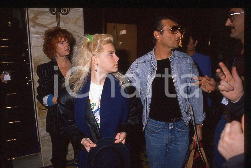 Tony RENIS Nikka COSTA - Festival di SANREMO 1990 *35mm vintage slide (2) Diapositiva d'epoca, in formato 35 mm.Per i diritti rivolgersi a ICharta.E' severamente vietata la riproduzione. Tutti i diritti sono riservati.ICharta mette in vendita, sul negozio eBay e in esclusiva sul sito "icharta" il proprio archivio composto da numerose diapositive e negativi fotografici d'epoca, tutti originali e autentici, che attraversano la storia del costume tra la fine degli anni Sessanta e Novanta.Si tratta di uno sguardo inedito sull'attualità, la politica, la vita quotidiana, il gossip e la cultura, che fotografa il cambiamento della nazione in quest'ultimo scorcio del XX secolo. Un'occasione unica per il mercato del collezionismo, che vede finalmente disponibile un archivio eccezionale per vastità, tematiche e condizioni, in un settore (il negativo fotografico e la diapositiva) di assoluta novità e dalle interessanti prospettive di investimento.  GOOD/buono   originale e autentica 1