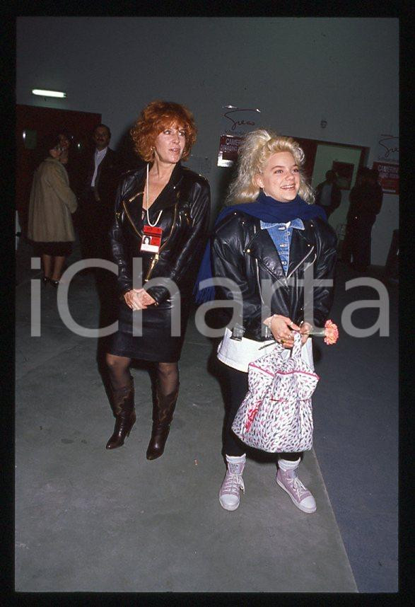 Nikka COSTA Terry RAY mother - SANREMO Festival 1990 *35mm vintage slide (2) Diapositiva d'epoca, in formato 35 mm.Per i diritti rivolgersi a ICharta.E' severamente vietata la riproduzione. Tutti i diritti sono riservati.ICharta mette in vendita, sul negozio eBay e in esclusiva sul sito "icharta" il proprio archivio composto da numerose diapositive e negativi fotografici d'epoca, tutti originali e autentici, che attraversano la storia del costume tra la fine degli anni Sessanta e Novanta.Si tratta di uno sguardo inedito sull'attualità, la politica, la vita quotidiana, il gossip e la cultura, che fotografa il cambiamento della nazione in quest'ultimo scorcio del XX secolo. Un'occasione unica per il mercato del collezionismo, che vede finalmente disponibile un archivio eccezionale per vastità, tematiche e condizioni, in un settore (il negativo fotografico e la diapositiva) di assoluta novità e dalle interessanti prospettive di investimento.  GOOD/buono   originale e autentica 1