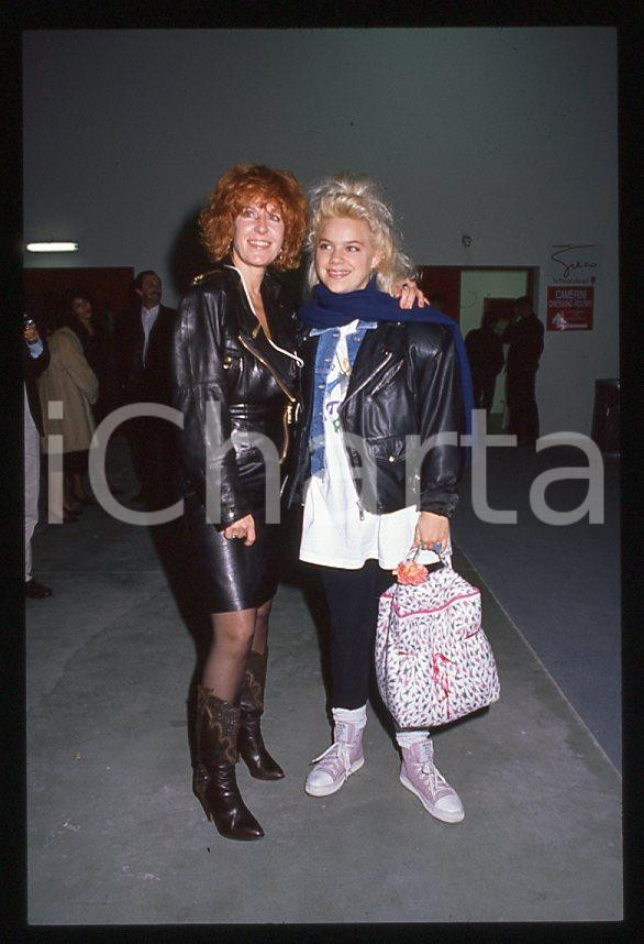 Nikka COSTA Terry RAY mother - SANREMO Festival 1990 *35mm vintage slide (5) Diapositiva d'epoca, in formato 35 mm.Per i diritti rivolgersi a ICharta.E' severamente vietata la riproduzione. Tutti i diritti sono riservati.ICharta mette in vendita, sul negozio eBay e in esclusiva sul sito "icharta" il proprio archivio composto da numerose diapositive e negativi fotografici d'epoca, tutti originali e autentici, che attraversano la storia del costume tra la fine degli anni Sessanta e Novanta.Si tratta di uno sguardo inedito sull'attualità, la politica, la vita quotidiana, il gossip e la cultura, che fotografa il cambiamento della nazione in quest'ultimo scorcio del XX secolo. Un'occasione unica per il mercato del collezionismo, che vede finalmente disponibile un archivio eccezionale per vastità, tematiche e condizioni, in un settore (il negativo fotografico e la diapositiva) di assoluta novità e dalle interessanti prospettive di investimento.  GOOD/buono   originale e autentica 1