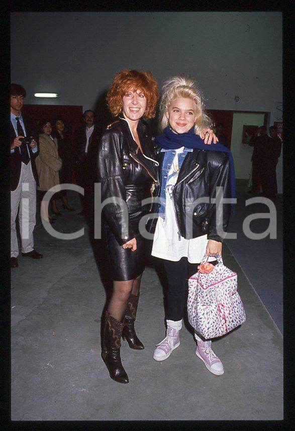 Nikka COSTA Terry RAY mother - SANREMO Festival 1990 *35mm vintage slide (4) Diapositiva d'epoca, in formato 35 mm.Per i diritti rivolgersi a ICharta.E' severamente vietata la riproduzione. Tutti i diritti sono riservati.ICharta mette in vendita, sul negozio eBay e in esclusiva sul sito "icharta" il proprio archivio composto da numerose diapositive e negativi fotografici d'epoca, tutti originali e autentici, che attraversano la storia del costume tra la fine degli anni Sessanta e Novanta.Si tratta di uno sguardo inedito sull'attualità, la politica, la vita quotidiana, il gossip e la cultura, che fotografa il cambiamento della nazione in quest'ultimo scorcio del XX secolo. Un'occasione unica per il mercato del collezionismo, che vede finalmente disponibile un archivio eccezionale per vastità, tematiche e condizioni, in un settore (il negativo fotografico e la diapositiva) di assoluta novità e dalle interessanti prospettive di investimento.  GOOD/buono   originale e autentica 1