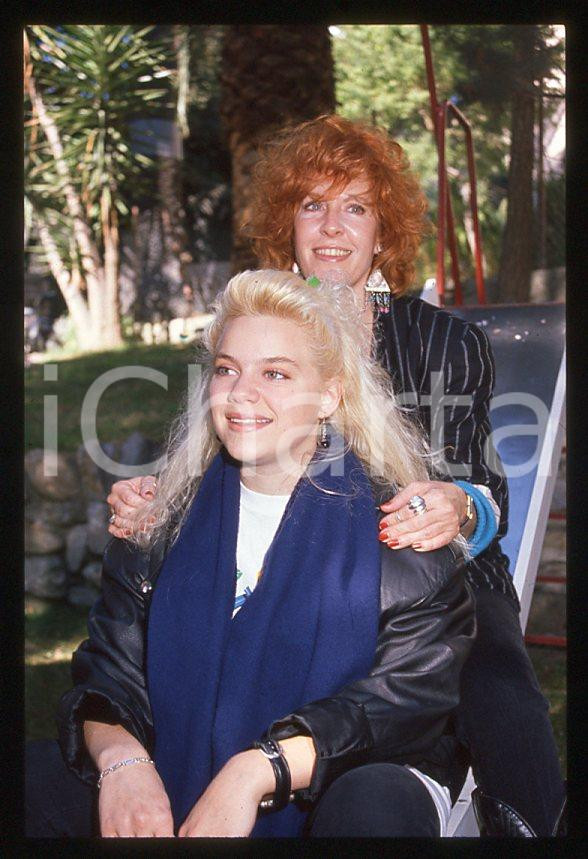 Nikka COSTA Terry RAY mother - SANREMO Festival 1990 *35mm vintage slide (7) Diapositiva d'epoca, in formato 35 mm.Per i diritti rivolgersi a ICharta.E' severamente vietata la riproduzione. Tutti i diritti sono riservati.ICharta mette in vendita, sul negozio eBay e in esclusiva sul sito "icharta" il proprio archivio composto da numerose diapositive e negativi fotografici d'epoca, tutti originali e autentici, che attraversano la storia del costume tra la fine degli anni Sessanta e Novanta.Si tratta di uno sguardo inedito sull'attualità, la politica, la vita quotidiana, il gossip e la cultura, che fotografa il cambiamento della nazione in quest'ultimo scorcio del XX secolo. Un'occasione unica per il mercato del collezionismo, che vede finalmente disponibile un archivio eccezionale per vastità, tematiche e condizioni, in un settore (il negativo fotografico e la diapositiva) di assoluta novità e dalle interessanti prospettive di investimento.  GOOD/buono   originale e autentica 1