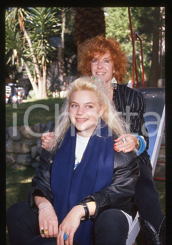 Nikka COSTA Terry RAY mother - SANREMO Festival 1990 *35mm vintage slide (8) Diapositiva d'epoca, in formato 35 mm.Per i diritti rivolgersi a ICharta.E' severamente vietata la riproduzione. Tutti i diritti sono riservati.ICharta mette in vendita, sul negozio eBay e in esclusiva sul sito "icharta" il proprio archivio composto da numerose diapositive e negativi fotografici d'epoca, tutti originali e autentici, che attraversano la storia del costume tra la fine degli anni Sessanta e Novanta.Si tratta di uno sguardo inedito sull'attualità, la politica, la vita quotidiana, il gossip e la cultura, che fotografa il cambiamento della nazione in quest'ultimo scorcio del XX secolo. Un'occasione unica per il mercato del collezionismo, che vede finalmente disponibile un archivio eccezionale per vastità, tematiche e condizioni, in un settore (il negativo fotografico e la diapositiva) di assoluta novità e dalle interessanti prospettive di investimento.  GOOD/buono   originale e autentica 1