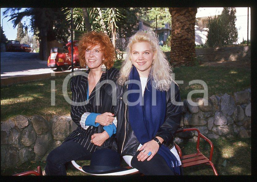 Nikka COSTA Terry RAY mother - SANREMO Festival 1990 *35mm vintage slide (13) Diapositiva d'epoca, in formato 35 mm.Per i diritti rivolgersi a ICharta.E' severamente vietata la riproduzione. Tutti i diritti sono riservati.ICharta mette in vendita, sul negozio eBay e in esclusiva sul sito "icharta" il proprio archivio composto da numerose diapositive e negativi fotografici d'epoca, tutti originali e autentici, che attraversano la storia del costume tra la fine degli anni Sessanta e Novanta.Si tratta di uno sguardo inedito sull'attualità, la politica, la vita quotidiana, il gossip e la cultura, che fotografa il cambiamento della nazione in quest'ultimo scorcio del XX secolo. Un'occasione unica per il mercato del collezionismo, che vede finalmente disponibile un archivio eccezionale per vastità, tematiche e condizioni, in un settore (il negativo fotografico e la diapositiva) di assoluta novità e dalle interessanti prospettive di investimento.  GOOD/buono   originale e autentica 1