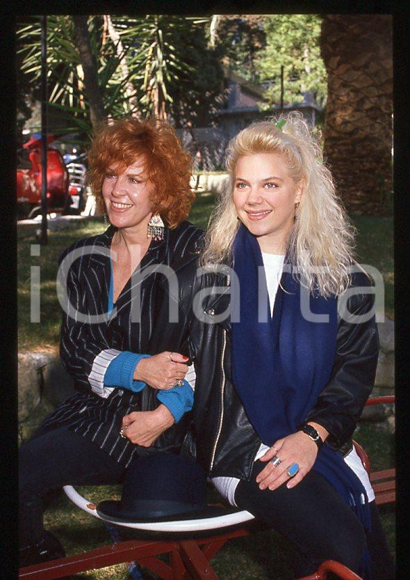 Nikka COSTA Terry RAY mother - SANREMO Festival 1990 *35mm vintage slide (12) Diapositiva d'epoca, in formato 35 mm.Per i diritti rivolgersi a ICharta.E' severamente vietata la riproduzione. Tutti i diritti sono riservati.ICharta mette in vendita, sul negozio eBay e in esclusiva sul sito "icharta" il proprio archivio composto da numerose diapositive e negativi fotografici d'epoca, tutti originali e autentici, che attraversano la storia del costume tra la fine degli anni Sessanta e Novanta.Si tratta di uno sguardo inedito sull'attualità, la politica, la vita quotidiana, il gossip e la cultura, che fotografa il cambiamento della nazione in quest'ultimo scorcio del XX secolo. Un'occasione unica per il mercato del collezionismo, che vede finalmente disponibile un archivio eccezionale per vastità, tematiche e condizioni, in un settore (il negativo fotografico e la diapositiva) di assoluta novità e dalle interessanti prospettive di investimento.  GOOD/buono   originale e autentica 1