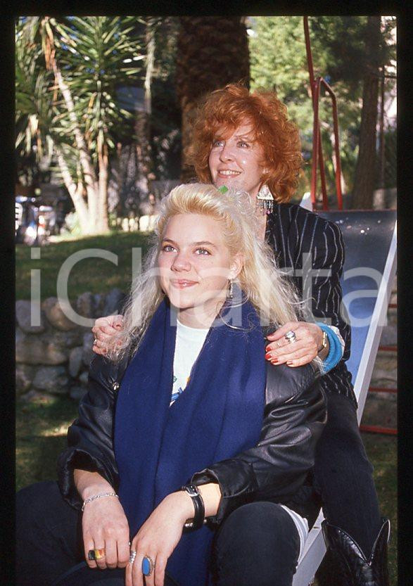 Nikka COSTA Terry RAY mother - SANREMO Festival 1990 *35mm vintage slide (10) Diapositiva d'epoca, in formato 35 mm.Per i diritti rivolgersi a ICharta.E' severamente vietata la riproduzione. Tutti i diritti sono riservati.ICharta mette in vendita, sul negozio eBay e in esclusiva sul sito "icharta" il proprio archivio composto da numerose diapositive e negativi fotografici d'epoca, tutti originali e autentici, che attraversano la storia del costume tra la fine degli anni Sessanta e Novanta.Si tratta di uno sguardo inedito sull'attualità, la politica, la vita quotidiana, il gossip e la cultura, che fotografa il cambiamento della nazione in quest'ultimo scorcio del XX secolo. Un'occasione unica per il mercato del collezionismo, che vede finalmente disponibile un archivio eccezionale per vastità, tematiche e condizioni, in un settore (il negativo fotografico e la diapositiva) di assoluta novità e dalle interessanti prospettive di investimento.  GOOD/buono   originale e autentica 1