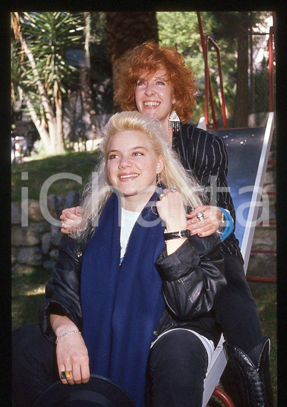 Nikka COSTA Terry RAY mother - SANREMO Festival 1990 *35mm vintage slide (15) Diapositiva d'epoca, in formato 35 mm.Per i diritti rivolgersi a ICharta.E' severamente vietata la riproduzione. Tutti i diritti sono riservati.ICharta mette in vendita, sul negozio eBay e in esclusiva sul sito "icharta" il proprio archivio composto da numerose diapositive e negativi fotografici d'epoca, tutti originali e autentici, che attraversano la storia del costume tra la fine degli anni Sessanta e Novanta.Si tratta di uno sguardo inedito sull'attualità, la politica, la vita quotidiana, il gossip e la cultura, che fotografa il cambiamento della nazione in quest'ultimo scorcio del XX secolo. Un'occasione unica per il mercato del collezionismo, che vede finalmente disponibile un archivio eccezionale per vastità, tematiche e condizioni, in un settore (il negativo fotografico e la diapositiva) di assoluta novità e dalle interessanti prospettive di investimento.  GOOD/buono   originale e autentica 1