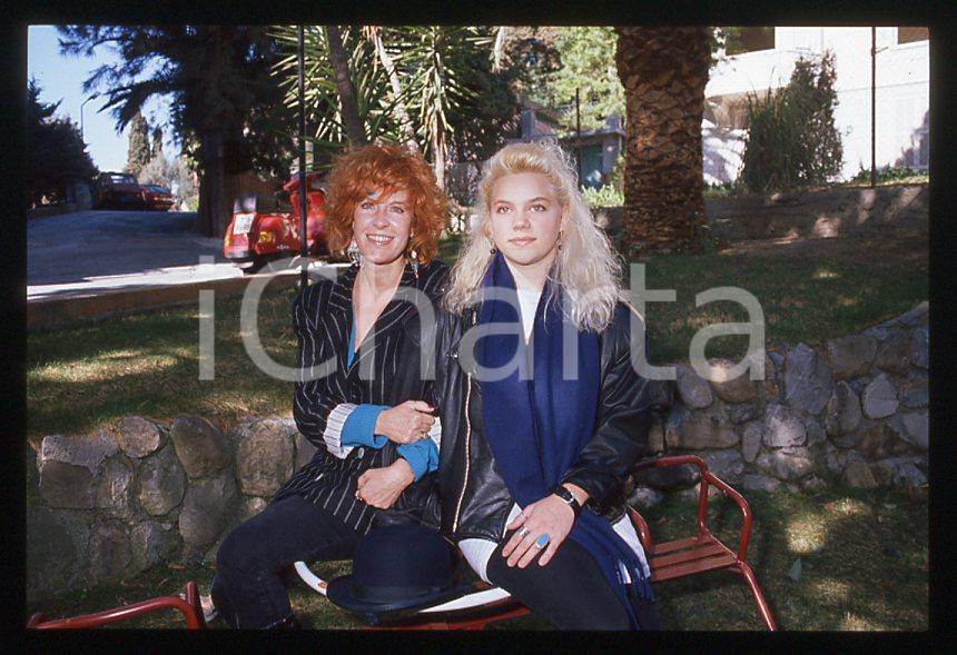 Nikka COSTA Terry RAY mother - SANREMO Festival 1990 *35mm vintage slide (19) Diapositiva d'epoca, in formato 35 mm.Per i diritti rivolgersi a ICharta.E' severamente vietata la riproduzione. Tutti i diritti sono riservati.ICharta mette in vendita, sul negozio eBay e in esclusiva sul sito "icharta" il proprio archivio composto da numerose diapositive e negativi fotografici d'epoca, tutti originali e autentici, che attraversano la storia del costume tra la fine degli anni Sessanta e Novanta.Si tratta di uno sguardo inedito sull'attualità, la politica, la vita quotidiana, il gossip e la cultura, che fotografa il cambiamento della nazione in quest'ultimo scorcio del XX secolo. Un'occasione unica per il mercato del collezionismo, che vede finalmente disponibile un archivio eccezionale per vastità, tematiche e condizioni, in un settore (il negativo fotografico e la diapositiva) di assoluta novità e dalle interessanti prospettive di investimento.  GOOD/buono   originale e autentica 1