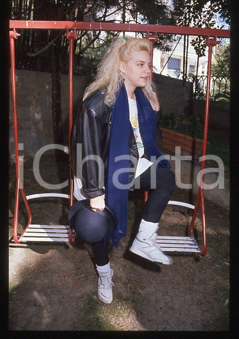 Nikka COSTA - SANREMO Festival 1990 - Garden *35mm vintage slide (1) Diapositiva d'epoca, in formato 35 mm.Per i diritti rivolgersi a ICharta.E' severamente vietata la riproduzione. Tutti i diritti sono riservati.ICharta mette in vendita, sul negozio eBay e in esclusiva sul sito "icharta" il proprio archivio composto da numerose diapositive e negativi fotografici d'epoca, tutti originali e autentici, che attraversano la storia del costume tra la fine degli anni Sessanta e Novanta.Si tratta di uno sguardo inedito sull'attualità, la politica, la vita quotidiana, il gossip e la cultura, che fotografa il cambiamento della nazione in quest'ultimo scorcio del XX secolo. Un'occasione unica per il mercato del collezionismo, che vede finalmente disponibile un archivio eccezionale per vastità, tematiche e condizioni, in un settore (il negativo fotografico e la diapositiva) di assoluta novità e dalle interessanti prospettive di investimento.  GOOD/buono   originale e autentica 1