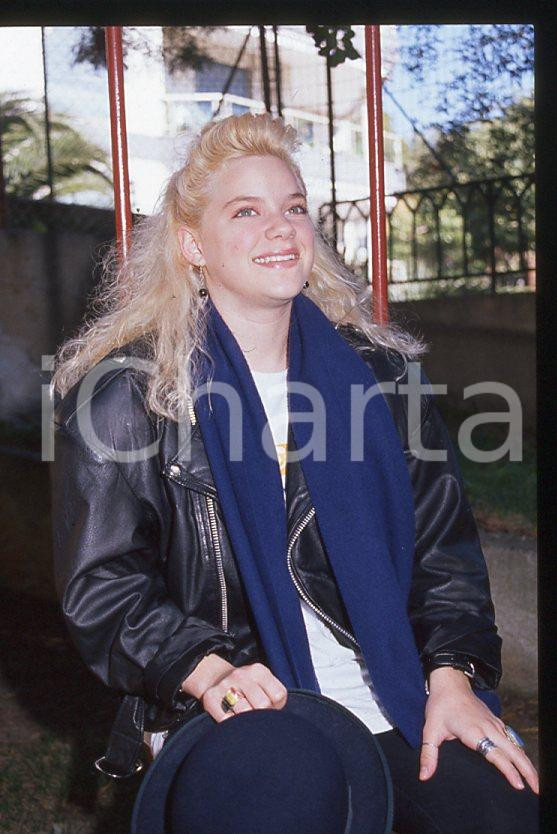 Nikka COSTA - SANREMO Festival 1990 - Garden *35mm vintage slide (2) Diapositiva d'epoca, in formato 35 mm.Per i diritti rivolgersi a ICharta.E' severamente vietata la riproduzione. Tutti i diritti sono riservati.ICharta mette in vendita, sul negozio eBay e in esclusiva sul sito "icharta" il proprio archivio composto da numerose diapositive e negativi fotografici d'epoca, tutti originali e autentici, che attraversano la storia del costume tra la fine degli anni Sessanta e Novanta.Si tratta di uno sguardo inedito sull'attualità, la politica, la vita quotidiana, il gossip e la cultura, che fotografa il cambiamento della nazione in quest'ultimo scorcio del XX secolo. Un'occasione unica per il mercato del collezionismo, che vede finalmente disponibile un archivio eccezionale per vastità, tematiche e condizioni, in un settore (il negativo fotografico e la diapositiva) di assoluta novità e dalle interessanti prospettive di investimento.  GOOD/buono   originale e autentica 1