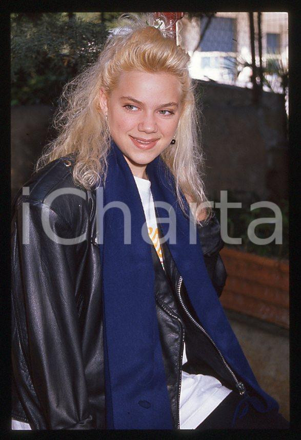 Nikka COSTA - SANREMO Festival 1990 - Garden *35mm vintage slide (6) Diapositiva d'epoca, in formato 35 mm.Per i diritti rivolgersi a ICharta.E' severamente vietata la riproduzione. Tutti i diritti sono riservati.ICharta mette in vendita, sul negozio eBay e in esclusiva sul sito "icharta" il proprio archivio composto da numerose diapositive e negativi fotografici d'epoca, tutti originali e autentici, che attraversano la storia del costume tra la fine degli anni Sessanta e Novanta.Si tratta di uno sguardo inedito sull'attualità, la politica, la vita quotidiana, il gossip e la cultura, che fotografa il cambiamento della nazione in quest'ultimo scorcio del XX secolo. Un'occasione unica per il mercato del collezionismo, che vede finalmente disponibile un archivio eccezionale per vastità, tematiche e condizioni, in un settore (il negativo fotografico e la diapositiva) di assoluta novità e dalle interessanti prospettive di investimento.  GOOD/buono   originale e autentica 1