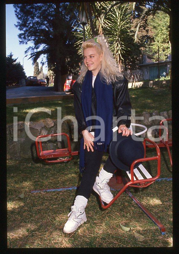 Nikka COSTA - SANREMO Festival 1990 - Garden *35mm vintage slide (8) Diapositiva d'epoca, in formato 35 mm.Per i diritti rivolgersi a ICharta.E' severamente vietata la riproduzione. Tutti i diritti sono riservati.ICharta mette in vendita, sul negozio eBay e in esclusiva sul sito "icharta" il proprio archivio composto da numerose diapositive e negativi fotografici d'epoca, tutti originali e autentici, che attraversano la storia del costume tra la fine degli anni Sessanta e Novanta.Si tratta di uno sguardo inedito sull'attualità, la politica, la vita quotidiana, il gossip e la cultura, che fotografa il cambiamento della nazione in quest'ultimo scorcio del XX secolo. Un'occasione unica per il mercato del collezionismo, che vede finalmente disponibile un archivio eccezionale per vastità, tematiche e condizioni, in un settore (il negativo fotografico e la diapositiva) di assoluta novità e dalle interessanti prospettive di investimento.  GOOD/buono   originale e autentica 1