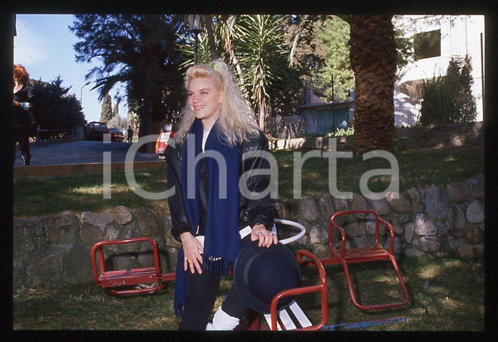 Nikka COSTA - SANREMO Festival 1990 - Garden *35mm vintage slide (10) Diapositiva d'epoca, in formato 35 mm.Per i diritti rivolgersi a ICharta.E' severamente vietata la riproduzione. Tutti i diritti sono riservati.ICharta mette in vendita, sul negozio eBay e in esclusiva sul sito "icharta" il proprio archivio composto da numerose diapositive e negativi fotografici d'epoca, tutti originali e autentici, che attraversano la storia del costume tra la fine degli anni Sessanta e Novanta.Si tratta di uno sguardo inedito sull'attualità, la politica, la vita quotidiana, il gossip e la cultura, che fotografa il cambiamento della nazione in quest'ultimo scorcio del XX secolo. Un'occasione unica per il mercato del collezionismo, che vede finalmente disponibile un archivio eccezionale per vastità, tematiche e condizioni, in un settore (il negativo fotografico e la diapositiva) di assoluta novità e dalle interessanti prospettive di investimento.  GOOD/buono   originale e autentica 1