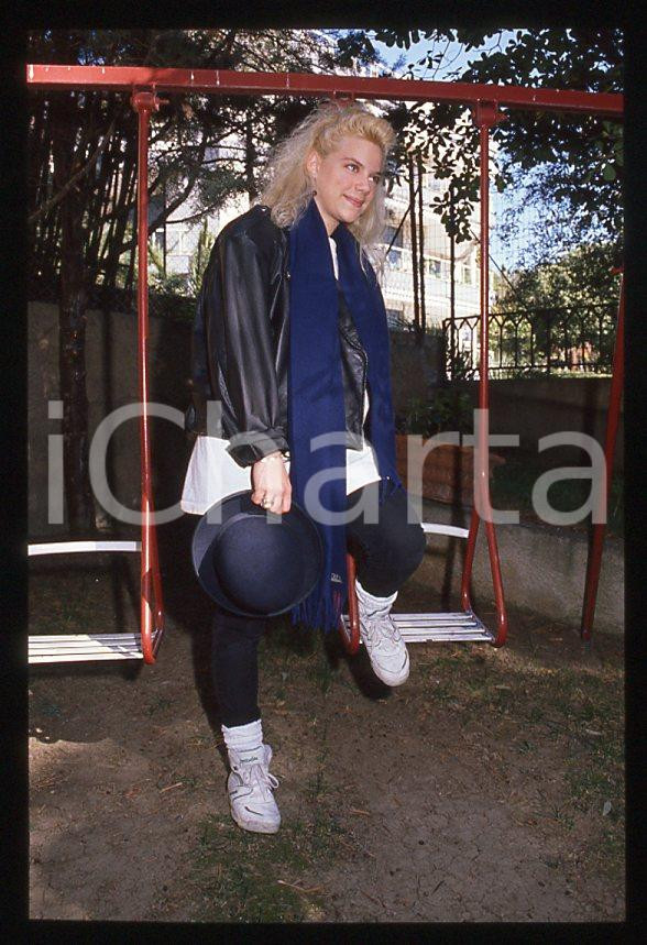 Nikka COSTA - SANREMO Festival 1990 - Garden *35mm vintage slide (11) Diapositiva d'epoca, in formato 35 mm.Per i diritti rivolgersi a ICharta.E' severamente vietata la riproduzione. Tutti i diritti sono riservati.ICharta mette in vendita, sul negozio eBay e in esclusiva sul sito "icharta" il proprio archivio composto da numerose diapositive e negativi fotografici d'epoca, tutti originali e autentici, che attraversano la storia del costume tra la fine degli anni Sessanta e Novanta.Si tratta di uno sguardo inedito sull'attualità, la politica, la vita quotidiana, il gossip e la cultura, che fotografa il cambiamento della nazione in quest'ultimo scorcio del XX secolo. Un'occasione unica per il mercato del collezionismo, che vede finalmente disponibile un archivio eccezionale per vastità, tematiche e condizioni, in un settore (il negativo fotografico e la diapositiva) di assoluta novità e dalle interessanti prospettive di investimento.  GOOD/buono   originale e autentica 1