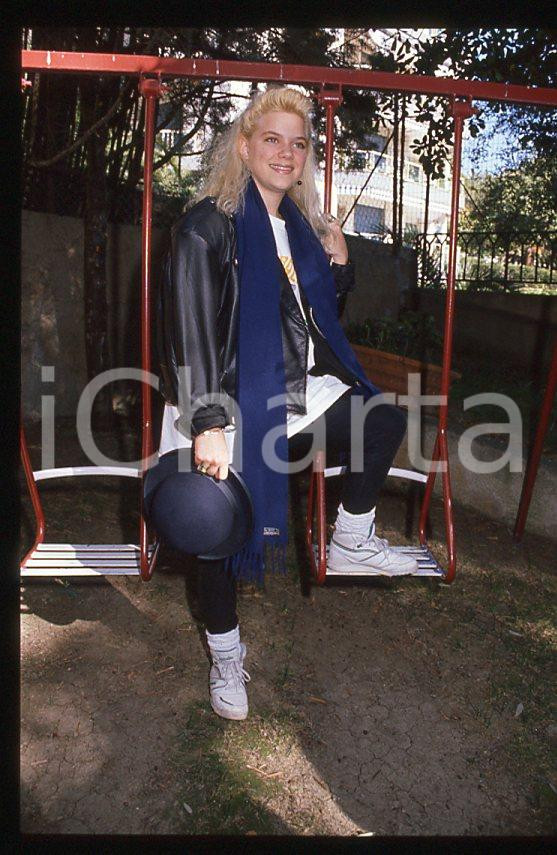 Nikka COSTA - SANREMO Festival 1990 - Garden *35mm vintage slide (14) Diapositiva d'epoca, in formato 35 mm.Per i diritti rivolgersi a ICharta.E' severamente vietata la riproduzione. Tutti i diritti sono riservati.ICharta mette in vendita, sul negozio eBay e in esclusiva sul sito "icharta" il proprio archivio composto da numerose diapositive e negativi fotografici d'epoca, tutti originali e autentici, che attraversano la storia del costume tra la fine degli anni Sessanta e Novanta.Si tratta di uno sguardo inedito sull'attualità, la politica, la vita quotidiana, il gossip e la cultura, che fotografa il cambiamento della nazione in quest'ultimo scorcio del XX secolo. Un'occasione unica per il mercato del collezionismo, che vede finalmente disponibile un archivio eccezionale per vastità, tematiche e condizioni, in un settore (il negativo fotografico e la diapositiva) di assoluta novità e dalle interessanti prospettive di investimento.  GOOD/buono   originale e autentica 1