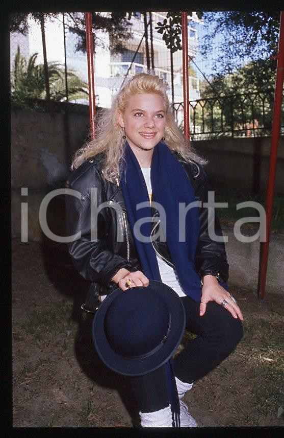 Nikka COSTA - SANREMO Festival 1990 - Garden *35mm vintage slide (13) Diapositiva d'epoca, in formato 35 mm.Per i diritti rivolgersi a ICharta.E' severamente vietata la riproduzione. Tutti i diritti sono riservati.ICharta mette in vendita, sul negozio eBay e in esclusiva sul sito "icharta" il proprio archivio composto da numerose diapositive e negativi fotografici d'epoca, tutti originali e autentici, che attraversano la storia del costume tra la fine degli anni Sessanta e Novanta.Si tratta di uno sguardo inedito sull'attualità, la politica, la vita quotidiana, il gossip e la cultura, che fotografa il cambiamento della nazione in quest'ultimo scorcio del XX secolo. Un'occasione unica per il mercato del collezionismo, che vede finalmente disponibile un archivio eccezionale per vastità, tematiche e condizioni, in un settore (il negativo fotografico e la diapositiva) di assoluta novità e dalle interessanti prospettive di investimento.  GOOD/buono   originale e autentica 1