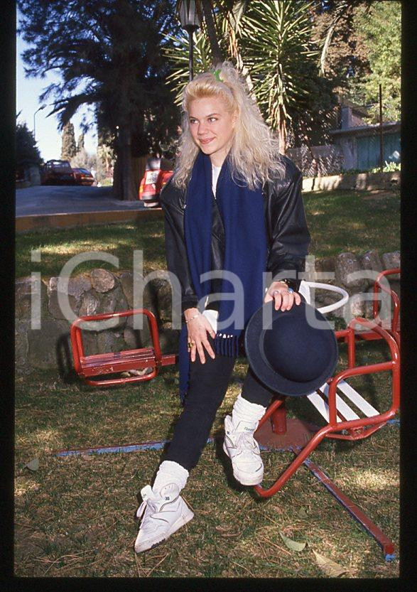 Nikka COSTA - SANREMO Festival 1990 - Garden *35mm vintage slide (17) Diapositiva d'epoca, in formato 35 mm.Per i diritti rivolgersi a ICharta.E' severamente vietata la riproduzione. Tutti i diritti sono riservati.ICharta mette in vendita, sul negozio eBay e in esclusiva sul sito "icharta" il proprio archivio composto da numerose diapositive e negativi fotografici d'epoca, tutti originali e autentici, che attraversano la storia del costume tra la fine degli anni Sessanta e Novanta.Si tratta di uno sguardo inedito sull'attualità, la politica, la vita quotidiana, il gossip e la cultura, che fotografa il cambiamento della nazione in quest'ultimo scorcio del XX secolo. Un'occasione unica per il mercato del collezionismo, che vede finalmente disponibile un archivio eccezionale per vastità, tematiche e condizioni, in un settore (il negativo fotografico e la diapositiva) di assoluta novità e dalle interessanti prospettive di investimento.  GOOD/buono   originale e autentica 1