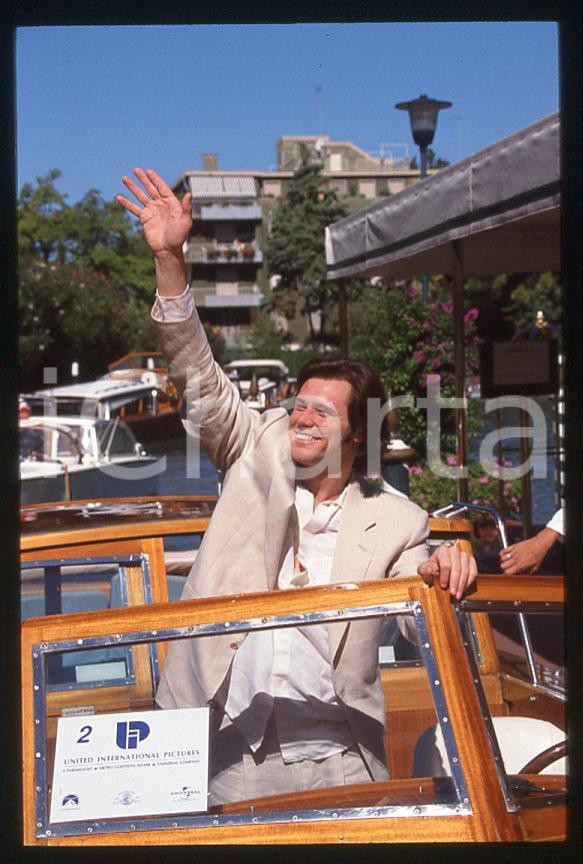 Jim CARREY - Festival del Cinema VENEZIA 1998 - Arrivo *35mm vintage slide (1) Diapositiva d'epoca, in formato 35 mm.Per i diritti rivolgersi a ICharta.E' severamente vietata la riproduzione. Tutti i diritti sono riservati.ICharta mette in vendita, sul negozio eBay e in esclusiva sul sito "icharta" il proprio archivio composto da numerose diapositive e negativi fotografici d'epoca, tutti originali e autentici, che attraversano la storia del costume tra la fine degli anni Sessanta e Novanta.Si tratta di uno sguardo inedito sull'attualità, la politica, la vita quotidiana, il gossip e la cultura, che fotografa il cambiamento della nazione in quest'ultimo scorcio del XX secolo. Un'occasione unica per il mercato del collezionismo, che vede finalmente disponibile un archivio eccezionale per vastità, tematiche e condizioni, in un settore (il negativo fotografico e la diapositiva) di assoluta novità e dalle interessanti prospettive di investimento.  GOOD/buono   originale e autentica 1