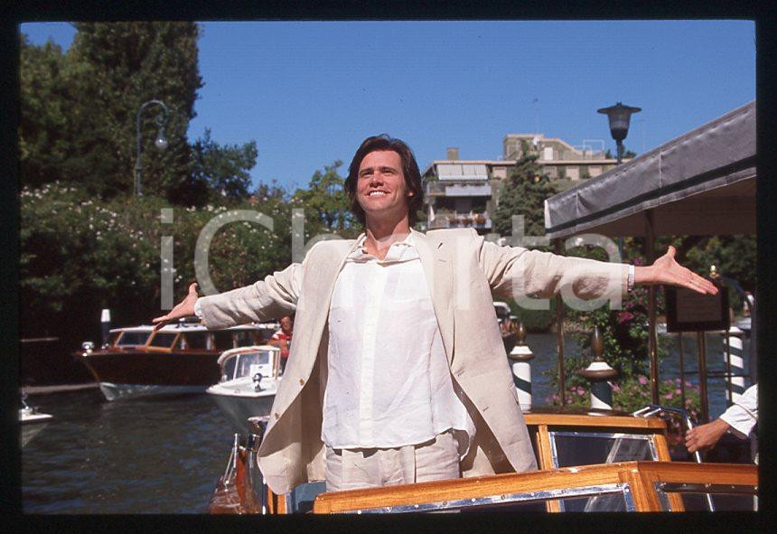 Jim CARREY - Festival del Cinema VENEZIA 1998 - Arrivo *35mm vintage slide (3) Diapositiva d'epoca, in formato 35 mm.Per i diritti rivolgersi a ICharta.E' severamente vietata la riproduzione. Tutti i diritti sono riservati.ICharta mette in vendita, sul negozio eBay e in esclusiva sul sito "icharta" il proprio archivio composto da numerose diapositive e negativi fotografici d'epoca, tutti originali e autentici, che attraversano la storia del costume tra la fine degli anni Sessanta e Novanta.Si tratta di uno sguardo inedito sull'attualità, la politica, la vita quotidiana, il gossip e la cultura, che fotografa il cambiamento della nazione in quest'ultimo scorcio del XX secolo. Un'occasione unica per il mercato del collezionismo, che vede finalmente disponibile un archivio eccezionale per vastità, tematiche e condizioni, in un settore (il negativo fotografico e la diapositiva) di assoluta novità e dalle interessanti prospettive di investimento.  GOOD/buono   originale e autentica 1