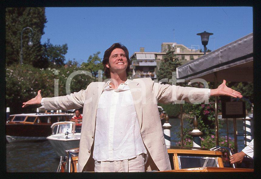 Jim CARREY - Festival del Cinema VENEZIA 1998 - Arrivo *35mm vintage slide (2) Diapositiva d'epoca, in formato 35 mm.Per i diritti rivolgersi a ICharta.E' severamente vietata la riproduzione. Tutti i diritti sono riservati.ICharta mette in vendita, sul negozio eBay e in esclusiva sul sito "icharta" il proprio archivio composto da numerose diapositive e negativi fotografici d'epoca, tutti originali e autentici, che attraversano la storia del costume tra la fine degli anni Sessanta e Novanta.Si tratta di uno sguardo inedito sull'attualità, la politica, la vita quotidiana, il gossip e la cultura, che fotografa il cambiamento della nazione in quest'ultimo scorcio del XX secolo. Un'occasione unica per il mercato del collezionismo, che vede finalmente disponibile un archivio eccezionale per vastità, tematiche e condizioni, in un settore (il negativo fotografico e la diapositiva) di assoluta novità e dalle interessanti prospettive di investimento.  GOOD/buono   originale e autentica 1