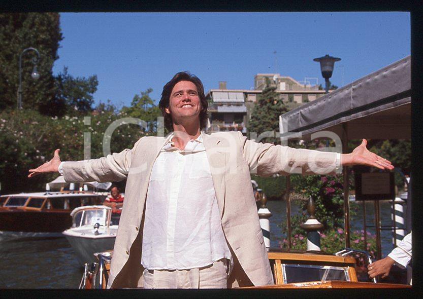 Jim CARREY - Festival del Cinema VENEZIA 1998 - Arrivo *35mm vintage slide (5) Diapositiva d'epoca, in formato 35 mm.Per i diritti rivolgersi a ICharta.E' severamente vietata la riproduzione. Tutti i diritti sono riservati.ICharta mette in vendita, sul negozio eBay e in esclusiva sul sito "icharta" il proprio archivio composto da numerose diapositive e negativi fotografici d'epoca, tutti originali e autentici, che attraversano la storia del costume tra la fine degli anni Sessanta e Novanta.Si tratta di uno sguardo inedito sull'attualità, la politica, la vita quotidiana, il gossip e la cultura, che fotografa il cambiamento della nazione in quest'ultimo scorcio del XX secolo. Un'occasione unica per il mercato del collezionismo, che vede finalmente disponibile un archivio eccezionale per vastità, tematiche e condizioni, in un settore (il negativo fotografico e la diapositiva) di assoluta novità e dalle interessanti prospettive di investimento.  GOOD/buono   originale e autentica 1