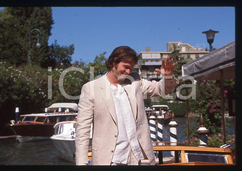 Jim CARREY - Festival del Cinema VENEZIA 1998 - Arrivo *35mm vintage slide (9) Diapositiva d'epoca, in formato 35 mm.Per i diritti rivolgersi a ICharta.E' severamente vietata la riproduzione. Tutti i diritti sono riservati.ICharta mette in vendita, sul negozio eBay e in esclusiva sul sito "icharta" il proprio archivio composto da numerose diapositive e negativi fotografici d'epoca, tutti originali e autentici, che attraversano la storia del costume tra la fine degli anni Sessanta e Novanta.Si tratta di uno sguardo inedito sull'attualità, la politica, la vita quotidiana, il gossip e la cultura, che fotografa il cambiamento della nazione in quest'ultimo scorcio del XX secolo. Un'occasione unica per il mercato del collezionismo, che vede finalmente disponibile un archivio eccezionale per vastità, tematiche e condizioni, in un settore (il negativo fotografico e la diapositiva) di assoluta novità e dalle interessanti prospettive di investimento.  GOOD/buono   originale e autentica 1