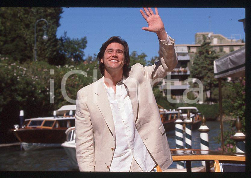Jim CARREY - Festival del Cinema VENEZIA 1998 - Arrivo *35mm vintage slide (8) Diapositiva d'epoca, in formato 35 mm.Per i diritti rivolgersi a ICharta.E' severamente vietata la riproduzione. Tutti i diritti sono riservati.ICharta mette in vendita, sul negozio eBay e in esclusiva sul sito "icharta" il proprio archivio composto da numerose diapositive e negativi fotografici d'epoca, tutti originali e autentici, che attraversano la storia del costume tra la fine degli anni Sessanta e Novanta.Si tratta di uno sguardo inedito sull'attualità, la politica, la vita quotidiana, il gossip e la cultura, che fotografa il cambiamento della nazione in quest'ultimo scorcio del XX secolo. Un'occasione unica per il mercato del collezionismo, che vede finalmente disponibile un archivio eccezionale per vastità, tematiche e condizioni, in un settore (il negativo fotografico e la diapositiva) di assoluta novità e dalle interessanti prospettive di investimento.  GOOD/buono   originale e autentica 1