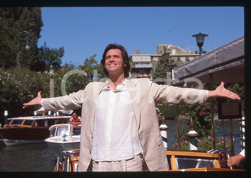 Jim CARREY - Festival del Cinema VENEZIA 1998 - Arrivo *35mm vintage slide (7) Diapositiva d'epoca, in formato 35 mm.Per i diritti rivolgersi a ICharta.E' severamente vietata la riproduzione. Tutti i diritti sono riservati.ICharta mette in vendita, sul negozio eBay e in esclusiva sul sito "icharta" il proprio archivio composto da numerose diapositive e negativi fotografici d'epoca, tutti originali e autentici, che attraversano la storia del costume tra la fine degli anni Sessanta e Novanta.Si tratta di uno sguardo inedito sull'attualità, la politica, la vita quotidiana, il gossip e la cultura, che fotografa il cambiamento della nazione in quest'ultimo scorcio del XX secolo. Un'occasione unica per il mercato del collezionismo, che vede finalmente disponibile un archivio eccezionale per vastità, tematiche e condizioni, in un settore (il negativo fotografico e la diapositiva) di assoluta novità e dalle interessanti prospettive di investimento.  GOOD/buono   originale e autentica 1