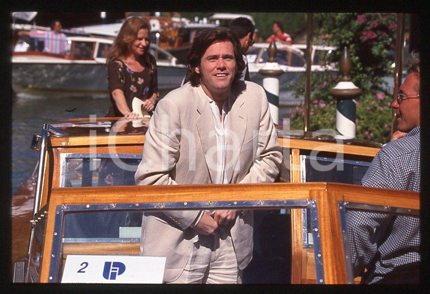 Jim CARREY - Festival del Cinema VENEZIA 1998 - Arrivo *35mm vintage slide (10) Diapositiva d'epoca, in formato 35 mm.Per i diritti rivolgersi a ICharta.E' severamente vietata la riproduzione. Tutti i diritti sono riservati.ICharta mette in vendita, sul negozio eBay e in esclusiva sul sito "icharta" il proprio archivio composto da numerose diapositive e negativi fotografici d'epoca, tutti originali e autentici, che attraversano la storia del costume tra la fine degli anni Sessanta e Novanta.Si tratta di uno sguardo inedito sull'attualità, la politica, la vita quotidiana, il gossip e la cultura, che fotografa il cambiamento della nazione in quest'ultimo scorcio del XX secolo. Un'occasione unica per il mercato del collezionismo, che vede finalmente disponibile un archivio eccezionale per vastità, tematiche e condizioni, in un settore (il negativo fotografico e la diapositiva) di assoluta novità e dalle interessanti prospettive di investimento.  GOOD/buono   originale e autentica 1