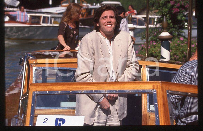 Jim CARREY - Festival del Cinema VENEZIA 1998 - Arrivo *35mm vintage slide (11) Diapositiva d'epoca, in formato 35 mm.Per i diritti rivolgersi a ICharta.E' severamente vietata la riproduzione. Tutti i diritti sono riservati.ICharta mette in vendita, sul negozio eBay e in esclusiva sul sito "icharta" il proprio archivio composto da numerose diapositive e negativi fotografici d'epoca, tutti originali e autentici, che attraversano la storia del costume tra la fine degli anni Sessanta e Novanta.Si tratta di uno sguardo inedito sull'attualità, la politica, la vita quotidiana, il gossip e la cultura, che fotografa il cambiamento della nazione in quest'ultimo scorcio del XX secolo. Un'occasione unica per il mercato del collezionismo, che vede finalmente disponibile un archivio eccezionale per vastità, tematiche e condizioni, in un settore (il negativo fotografico e la diapositiva) di assoluta novità e dalle interessanti prospettive di investimento.  GOOD/buono   originale e autentica 1