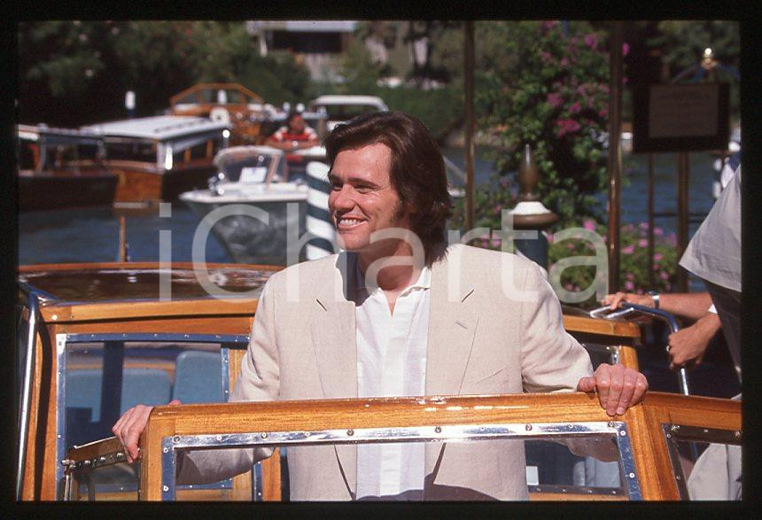 Jim CARREY - Festival del Cinema VENEZIA 1998 - Arrivo *35mm vintage slide (13) Diapositiva d'epoca, in formato 35 mm.Per i diritti rivolgersi a ICharta.E' severamente vietata la riproduzione. Tutti i diritti sono riservati.ICharta mette in vendita, sul negozio eBay e in esclusiva sul sito "icharta" il proprio archivio composto da numerose diapositive e negativi fotografici d'epoca, tutti originali e autentici, che attraversano la storia del costume tra la fine degli anni Sessanta e Novanta.Si tratta di uno sguardo inedito sull'attualità, la politica, la vita quotidiana, il gossip e la cultura, che fotografa il cambiamento della nazione in quest'ultimo scorcio del XX secolo. Un'occasione unica per il mercato del collezionismo, che vede finalmente disponibile un archivio eccezionale per vastità, tematiche e condizioni, in un settore (il negativo fotografico e la diapositiva) di assoluta novità e dalle interessanti prospettive di investimento.  GOOD/buono   originale e autentica 1