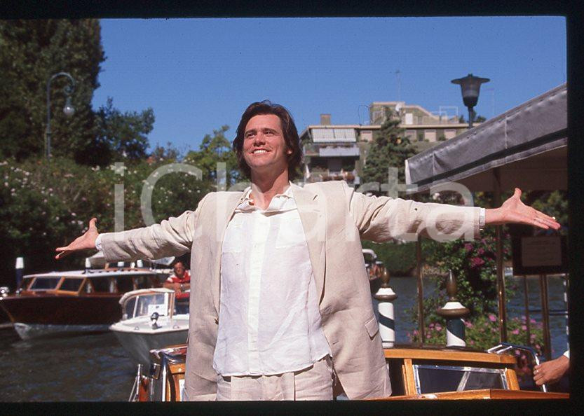 Jim CARREY - Festival del Cinema VENEZIA 1998 - Arrivo *35mm vintage slide (15) Diapositiva d'epoca, in formato 35 mm.Per i diritti rivolgersi a ICharta.E' severamente vietata la riproduzione. Tutti i diritti sono riservati.ICharta mette in vendita, sul negozio eBay e in esclusiva sul sito "icharta" il proprio archivio composto da numerose diapositive e negativi fotografici d'epoca, tutti originali e autentici, che attraversano la storia del costume tra la fine degli anni Sessanta e Novanta.Si tratta di uno sguardo inedito sull'attualità, la politica, la vita quotidiana, il gossip e la cultura, che fotografa il cambiamento della nazione in quest'ultimo scorcio del XX secolo. Un'occasione unica per il mercato del collezionismo, che vede finalmente disponibile un archivio eccezionale per vastità, tematiche e condizioni, in un settore (il negativo fotografico e la diapositiva) di assoluta novità e dalle interessanti prospettive di investimento.  GOOD/buono   originale e autentica 1