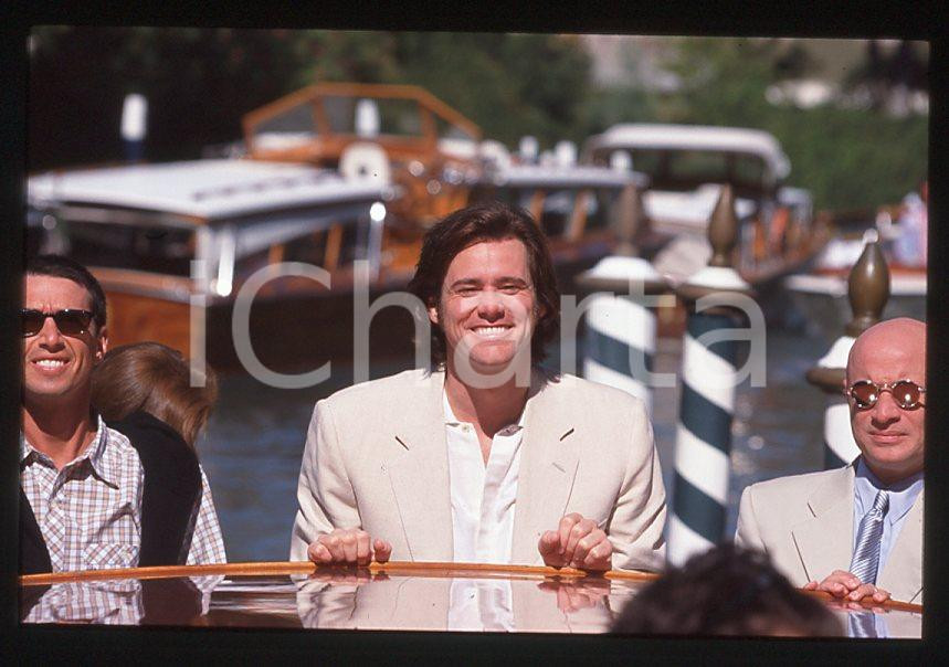Jim CARREY - Festival del Cinema VENEZIA 1998 - Arrivo *35mm vintage slide (18) Diapositiva d'epoca, in formato 35 mm.Per i diritti rivolgersi a ICharta.E' severamente vietata la riproduzione. Tutti i diritti sono riservati.ICharta mette in vendita, sul negozio eBay e in esclusiva sul sito "icharta" il proprio archivio composto da numerose diapositive e negativi fotografici d'epoca, tutti originali e autentici, che attraversano la storia del costume tra la fine degli anni Sessanta e Novanta.Si tratta di uno sguardo inedito sull'attualità, la politica, la vita quotidiana, il gossip e la cultura, che fotografa il cambiamento della nazione in quest'ultimo scorcio del XX secolo. Un'occasione unica per il mercato del collezionismo, che vede finalmente disponibile un archivio eccezionale per vastità, tematiche e condizioni, in un settore (il negativo fotografico e la diapositiva) di assoluta novità e dalle interessanti prospettive di investimento.  GOOD/buono   originale e autentica 1