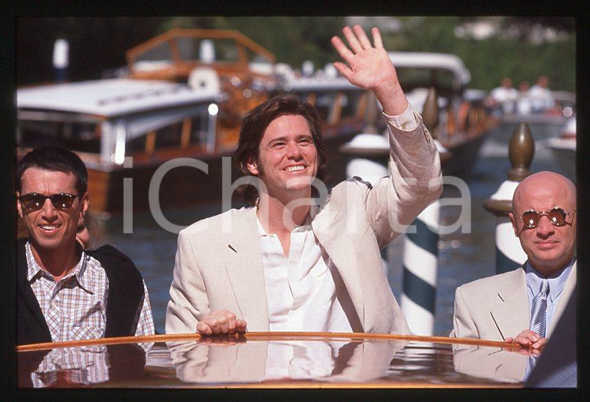 Jim CARREY - Festival del Cinema VENEZIA 1998 - Arrivo *35mm vintage slide (17) Diapositiva d'epoca, in formato 35 mm.Per i diritti rivolgersi a ICharta.E' severamente vietata la riproduzione. Tutti i diritti sono riservati.ICharta mette in vendita, sul negozio eBay e in esclusiva sul sito "icharta" il proprio archivio composto da numerose diapositive e negativi fotografici d'epoca, tutti originali e autentici, che attraversano la storia del costume tra la fine degli anni Sessanta e Novanta.Si tratta di uno sguardo inedito sull'attualità, la politica, la vita quotidiana, il gossip e la cultura, che fotografa il cambiamento della nazione in quest'ultimo scorcio del XX secolo. Un'occasione unica per il mercato del collezionismo, che vede finalmente disponibile un archivio eccezionale per vastità, tematiche e condizioni, in un settore (il negativo fotografico e la diapositiva) di assoluta novità e dalle interessanti prospettive di investimento.  GOOD/buono   originale e autentica 1