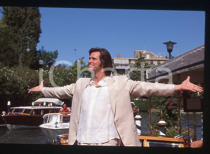 Jim CARREY - Festival del Cinema VENEZIA 1998 - Arrivo *35mm vintage slide (16) Diapositiva d'epoca, in formato 35 mm.Per i diritti rivolgersi a ICharta.E' severamente vietata la riproduzione. Tutti i diritti sono riservati.ICharta mette in vendita, sul negozio eBay e in esclusiva sul sito "icharta" il proprio archivio composto da numerose diapositive e negativi fotografici d'epoca, tutti originali e autentici, che attraversano la storia del costume tra la fine degli anni Sessanta e Novanta.Si tratta di uno sguardo inedito sull'attualità, la politica, la vita quotidiana, il gossip e la cultura, che fotografa il cambiamento della nazione in quest'ultimo scorcio del XX secolo. Un'occasione unica per il mercato del collezionismo, che vede finalmente disponibile un archivio eccezionale per vastità, tematiche e condizioni, in un settore (il negativo fotografico e la diapositiva) di assoluta novità e dalle interessanti prospettive di investimento.  GOOD/buono   originale e autentica 1