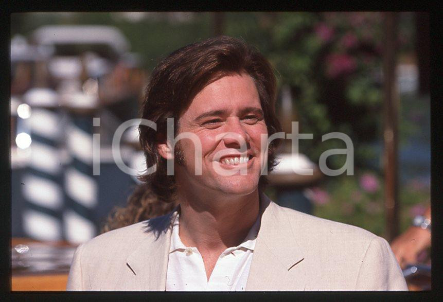 Jim CARREY - Festival del Cinema VENEZIA 1998 - Arrivo *35mm vintage slide (26) Diapositiva d'epoca, in formato 35 mm.Per i diritti rivolgersi a ICharta.E' severamente vietata la riproduzione. Tutti i diritti sono riservati.ICharta mette in vendita, sul negozio eBay e in esclusiva sul sito "icharta" il proprio archivio composto da numerose diapositive e negativi fotografici d'epoca, tutti originali e autentici, che attraversano la storia del costume tra la fine degli anni Sessanta e Novanta.Si tratta di uno sguardo inedito sull'attualità, la politica, la vita quotidiana, il gossip e la cultura, che fotografa il cambiamento della nazione in quest'ultimo scorcio del XX secolo. Un'occasione unica per il mercato del collezionismo, che vede finalmente disponibile un archivio eccezionale per vastità, tematiche e condizioni, in un settore (il negativo fotografico e la diapositiva) di assoluta novità e dalle interessanti prospettive di investimento.  GOOD/buono   originale e autentica 1