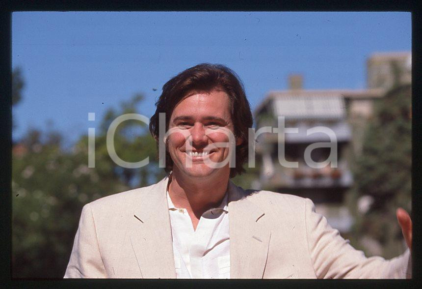 Jim CARREY - Festival del Cinema VENEZIA 1998 - Arrivo *35mm vintage slide (25) Diapositiva d'epoca, in formato 35 mm.Per i diritti rivolgersi a ICharta.E' severamente vietata la riproduzione. Tutti i diritti sono riservati.ICharta mette in vendita, sul negozio eBay e in esclusiva sul sito "icharta" il proprio archivio composto da numerose diapositive e negativi fotografici d'epoca, tutti originali e autentici, che attraversano la storia del costume tra la fine degli anni Sessanta e Novanta.Si tratta di uno sguardo inedito sull'attualità, la politica, la vita quotidiana, il gossip e la cultura, che fotografa il cambiamento della nazione in quest'ultimo scorcio del XX secolo. Un'occasione unica per il mercato del collezionismo, che vede finalmente disponibile un archivio eccezionale per vastità, tematiche e condizioni, in un settore (il negativo fotografico e la diapositiva) di assoluta novità e dalle interessanti prospettive di investimento.  GOOD/buono   originale e autentica 1