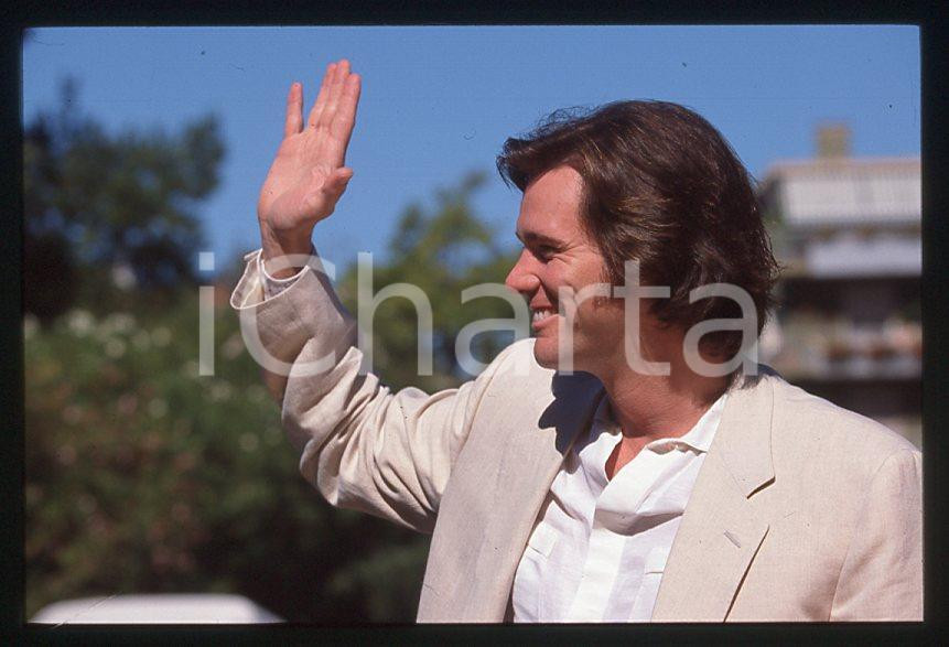 Jim CARREY - Festival del Cinema VENEZIA 1998 - Arrivo *35mm vintage slide (24) Diapositiva d'epoca, in formato 35 mm.Per i diritti rivolgersi a ICharta.E' severamente vietata la riproduzione. Tutti i diritti sono riservati.ICharta mette in vendita, sul negozio eBay e in esclusiva sul sito "icharta" il proprio archivio composto da numerose diapositive e negativi fotografici d'epoca, tutti originali e autentici, che attraversano la storia del costume tra la fine degli anni Sessanta e Novanta.Si tratta di uno sguardo inedito sull'attualità, la politica, la vita quotidiana, il gossip e la cultura, che fotografa il cambiamento della nazione in quest'ultimo scorcio del XX secolo. Un'occasione unica per il mercato del collezionismo, che vede finalmente disponibile un archivio eccezionale per vastità, tematiche e condizioni, in un settore (il negativo fotografico e la diapositiva) di assoluta novità e dalle interessanti prospettive di investimento.  GOOD/buono   originale e autentica 1