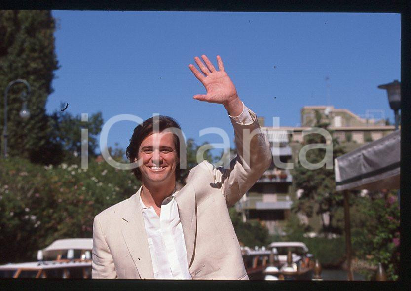 Jim CARREY - Festival del Cinema VENEZIA 1998 - Arrivo *35mm vintage slide (23) Diapositiva d'epoca, in formato 35 mm.Per i diritti rivolgersi a ICharta.E' severamente vietata la riproduzione. Tutti i diritti sono riservati.ICharta mette in vendita, sul negozio eBay e in esclusiva sul sito "icharta" il proprio archivio composto da numerose diapositive e negativi fotografici d'epoca, tutti originali e autentici, che attraversano la storia del costume tra la fine degli anni Sessanta e Novanta.Si tratta di uno sguardo inedito sull'attualità, la politica, la vita quotidiana, il gossip e la cultura, che fotografa il cambiamento della nazione in quest'ultimo scorcio del XX secolo. Un'occasione unica per il mercato del collezionismo, che vede finalmente disponibile un archivio eccezionale per vastità, tematiche e condizioni, in un settore (il negativo fotografico e la diapositiva) di assoluta novità e dalle interessanti prospettive di investimento.  GOOD/buono   originale e autentica 1