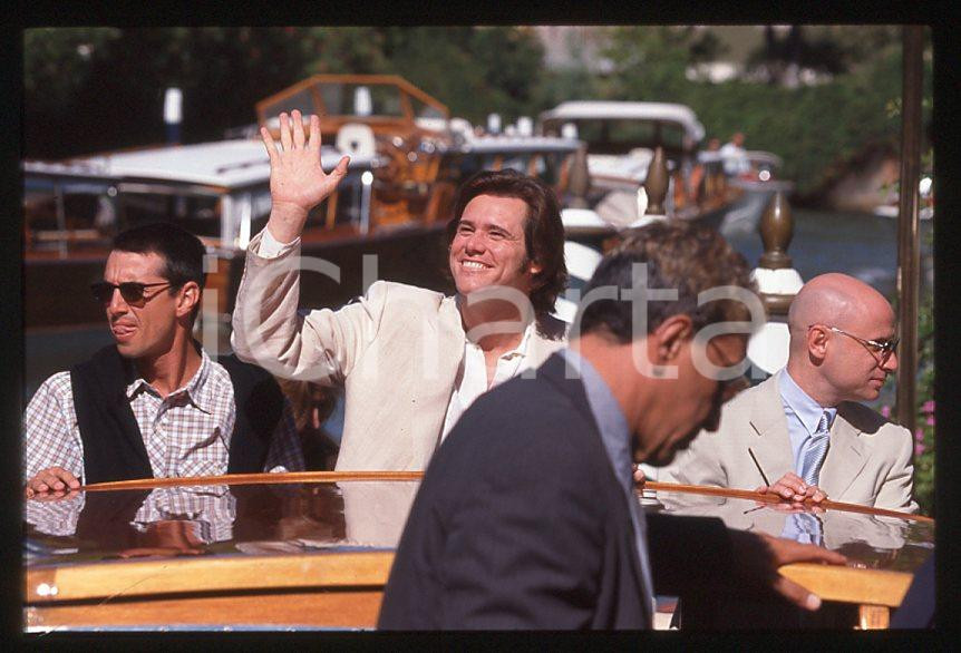 Jim CARREY - Festival del Cinema VENEZIA 1998 - Arrivo *35mm vintage slide (28) Diapositiva d'epoca, in formato 35 mm.Per i diritti rivolgersi a ICharta.E' severamente vietata la riproduzione. Tutti i diritti sono riservati.ICharta mette in vendita, sul negozio eBay e in esclusiva sul sito "icharta" il proprio archivio composto da numerose diapositive e negativi fotografici d'epoca, tutti originali e autentici, che attraversano la storia del costume tra la fine degli anni Sessanta e Novanta.Si tratta di uno sguardo inedito sull'attualità, la politica, la vita quotidiana, il gossip e la cultura, che fotografa il cambiamento della nazione in quest'ultimo scorcio del XX secolo. Un'occasione unica per il mercato del collezionismo, che vede finalmente disponibile un archivio eccezionale per vastità, tematiche e condizioni, in un settore (il negativo fotografico e la diapositiva) di assoluta novità e dalle interessanti prospettive di investimento.  GOOD/buono   originale e autentica 1