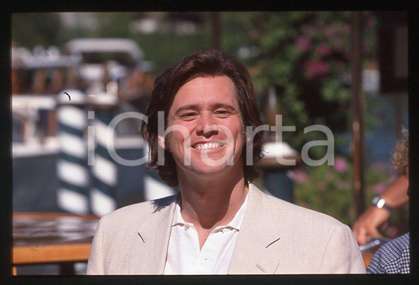 Jim CARREY - Festival del Cinema VENEZIA 1998 - Arrivo *35mm vintage slide (27) Diapositiva d'epoca, in formato 35 mm.Per i diritti rivolgersi a ICharta.E' severamente vietata la riproduzione. Tutti i diritti sono riservati.ICharta mette in vendita, sul negozio eBay e in esclusiva sul sito "icharta" il proprio archivio composto da numerose diapositive e negativi fotografici d'epoca, tutti originali e autentici, che attraversano la storia del costume tra la fine degli anni Sessanta e Novanta.Si tratta di uno sguardo inedito sull'attualità, la politica, la vita quotidiana, il gossip e la cultura, che fotografa il cambiamento della nazione in quest'ultimo scorcio del XX secolo. Un'occasione unica per il mercato del collezionismo, che vede finalmente disponibile un archivio eccezionale per vastità, tematiche e condizioni, in un settore (il negativo fotografico e la diapositiva) di assoluta novità e dalle interessanti prospettive di investimento.  GOOD/buono   originale e autentica 1