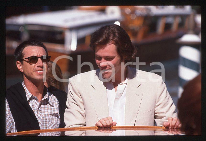 Jim CARREY - Festival del Cinema VENEZIA 1998 - Arrivo *35mm vintage slide (30) Diapositiva d'epoca, in formato 35 mm.Per i diritti rivolgersi a ICharta.E' severamente vietata la riproduzione. Tutti i diritti sono riservati.ICharta mette in vendita, sul negozio eBay e in esclusiva sul sito "icharta" il proprio archivio composto da numerose diapositive e negativi fotografici d'epoca, tutti originali e autentici, che attraversano la storia del costume tra la fine degli anni Sessanta e Novanta.Si tratta di uno sguardo inedito sull'attualità, la politica, la vita quotidiana, il gossip e la cultura, che fotografa il cambiamento della nazione in quest'ultimo scorcio del XX secolo. Un'occasione unica per il mercato del collezionismo, che vede finalmente disponibile un archivio eccezionale per vastità, tematiche e condizioni, in un settore (il negativo fotografico e la diapositiva) di assoluta novità e dalle interessanti prospettive di investimento.  GOOD/buono   originale e autentica 1