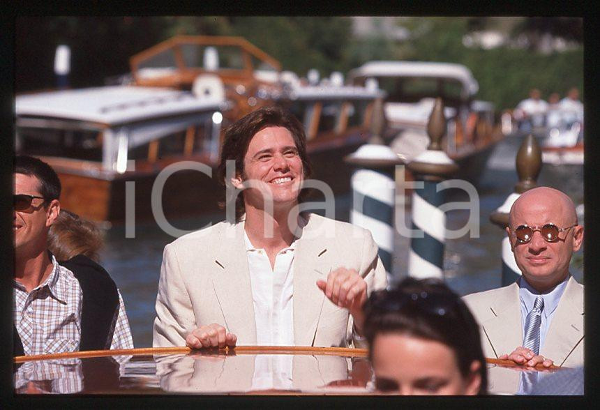 Jim CARREY - Festival del Cinema VENEZIA 1998 - Arrivo *35mm vintage slide (29) Diapositiva d'epoca, in formato 35 mm.Per i diritti rivolgersi a ICharta.E' severamente vietata la riproduzione. Tutti i diritti sono riservati.ICharta mette in vendita, sul negozio eBay e in esclusiva sul sito "icharta" il proprio archivio composto da numerose diapositive e negativi fotografici d'epoca, tutti originali e autentici, che attraversano la storia del costume tra la fine degli anni Sessanta e Novanta.Si tratta di uno sguardo inedito sull'attualità, la politica, la vita quotidiana, il gossip e la cultura, che fotografa il cambiamento della nazione in quest'ultimo scorcio del XX secolo. Un'occasione unica per il mercato del collezionismo, che vede finalmente disponibile un archivio eccezionale per vastità, tematiche e condizioni, in un settore (il negativo fotografico e la diapositiva) di assoluta novità e dalle interessanti prospettive di investimento.  GOOD/buono   originale e autentica 1
