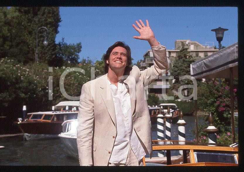 Jim CARREY - Festival del Cinema VENEZIA 1998 - Arrivo *35mm vintage slide (19) Diapositiva d'epoca, in formato 35 mm.Per i diritti rivolgersi a ICharta.E' severamente vietata la riproduzione. Tutti i diritti sono riservati.ICharta mette in vendita, sul negozio eBay e in esclusiva sul sito "icharta" il proprio archivio composto da numerose diapositive e negativi fotografici d'epoca, tutti originali e autentici, che attraversano la storia del costume tra la fine degli anni Sessanta e Novanta.Si tratta di uno sguardo inedito sull'attualità, la politica, la vita quotidiana, il gossip e la cultura, che fotografa il cambiamento della nazione in quest'ultimo scorcio del XX secolo. Un'occasione unica per il mercato del collezionismo, che vede finalmente disponibile un archivio eccezionale per vastità, tematiche e condizioni, in un settore (il negativo fotografico e la diapositiva) di assoluta novità e dalle interessanti prospettive di investimento.  GOOD/buono   originale e autentica 1