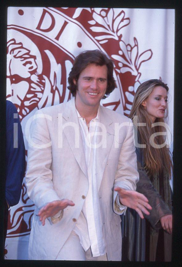 Jim CARREY Natascha McELHONE - CINEMA VENEZIA 1998 *35mm vintage slide 1 Diapositiva originale, in formato 35 mm.Si tratta della presentazione del film "The Truman Show" alla Mostra del Cinema di Venezia.Per i diritti rivolgersi a ICharta.E' severamente vietata la riproduzione. Tutti i diritti sono riservati.ICharta mette in vendita, sul negozio eBay e in esclusiva sul sito "icharta" il proprio archivio composto da numerose diapositive e negativi fotografici d'epoca, tutti originali e autentici, che attraversano la storia del costume tra la fine degli anni Sessanta e Novanta.Si tratta di uno sguardo inedito sull'attualità, la politica, la vita quotidiana, il gossip e la cultura, che fotografa il cambiamento della nazione in quest'ultimo scorcio del XX secolo. Un'occasione unica per il mercato del collezionismo, che vede finalmente disponibile un archivio eccezionale per vastità, tematiche e condizioni, in un settore (il negativo fotografico e la diapositiva) di assoluta novità e dalle interessanti prospettive di investimento.  GOOD/buono   originale e autentica 1
