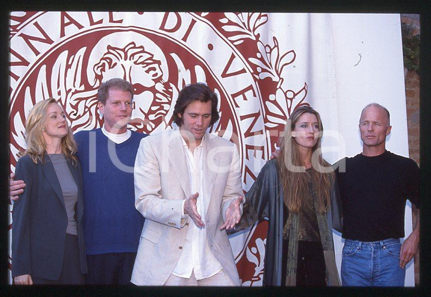 Jim CARREY - "The Truman Show" Cast - CINEMA VENEZIA 1998 *35mm vintage slide 1 Diapositiva originale, in formato 35 mm.Si tratta della presentazione del film "The Truman Show" alla Mostra del Cinema di Venezia.Sono ritratti: Laura Linney, Noah Emmerich, Jim Carrey, Natascha McElhone ed Ed Harris.Per i diritti rivolgersi a ICharta.E' severamente vietata la riproduzione. Tutti i diritti sono riservati.ICharta mette in vendita, sul negozio eBay e in esclusiva sul sito "icharta" il proprio archivio composto da numerose diapositive e negativi fotografici d'epoca, tutti originali e autentici, che attraversano la storia del costume tra la fine degli anni Sessanta e Novanta.Si tratta di uno sguardo inedito sull'attualità, la politica, la vita quotidiana, il gossip e la cultura, che fotografa il cambiamento della nazione in quest'ultimo scorcio del XX secolo. Un'occasione unica per il mercato del collezionismo, che vede finalmente disponibile un archivio eccezionale per vastità, tematiche e condizioni, in un settore (il negativo fotografico e la diapositiva) di assoluta novità e dalle interessanti prospettive di investimento.  GOOD/buono   originale e autentica 1