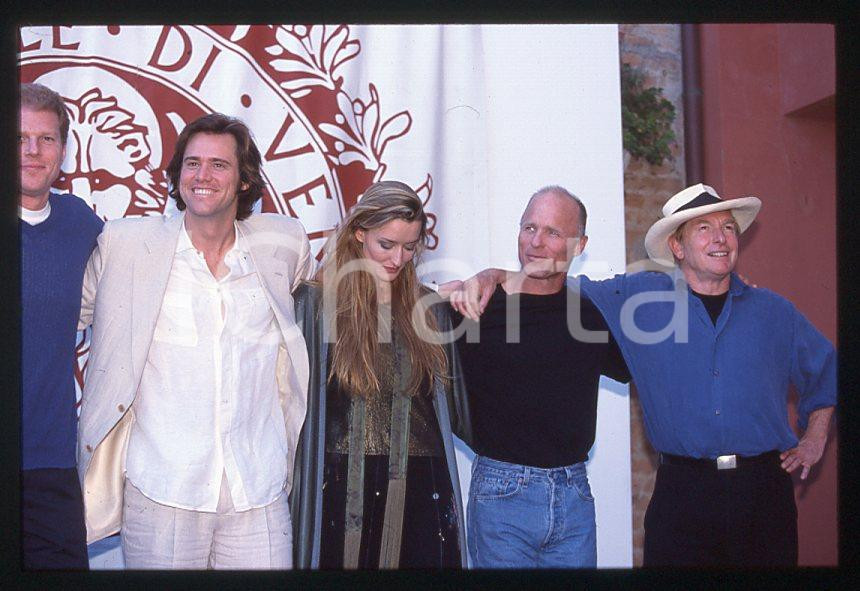 Jim CARREY "The Truman Show" Cast - CINEMA VENEZIA 1998 *35mm vintage slide 3 Diapositiva originale, in formato 35 mm.Si tratta della presentazione del film "The Truman Show" alla Mostra del Cinema di Venezia.Sono ritratti: Noah Emmerich, Jim Carrey, Natascha McElhone e il regista Peter Weir.Per i diritti rivolgersi a ICharta.E' severamente vietata la riproduzione. Tutti i diritti sono riservati.ICharta mette in vendita, sul negozio eBay e in esclusiva sul sito "icharta"Â il proprio archivio composto da numerose diapositive e negativi fotografici d'epoca, tutti originali e autentici, che attraversano la storia del costume tra la fine degli anni Sessanta e Novanta.Si tratta di uno sguardo inedito sull'attualitÃ , la politica, la vita quotidiana, il gossip e la cultura, che fotografa il cambiamento della nazione in quest'ultimo scorcio del XX secolo.Â Un'occasione unica per il mercato del collezionismo, che vede finalmente disponibile un archivio eccezionale per vastitÃ , tematiche e condizioni, in un settore (il negativo fotografico e la diapositiva) di assoluta novitÃ  e dalle interessanti prospettive di investimento.Â   GOOD/buono   originale e autentica 1